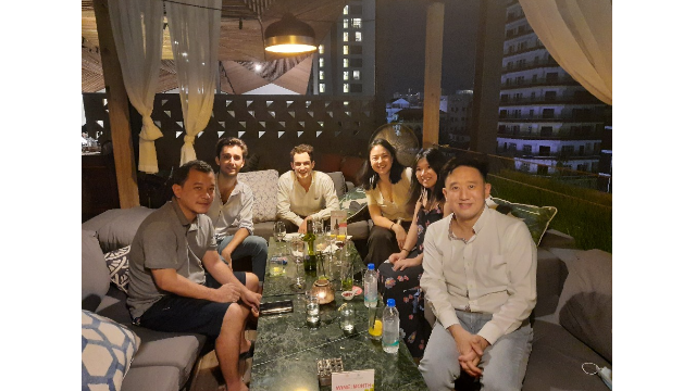 Retrouvailles réseau au Lantern Rooftop Bar de Phnom Penh