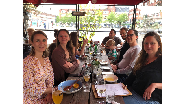 La tribu Pays-Bas organise un borrel estival à Amsterdam pour réunir les anciens diplômés