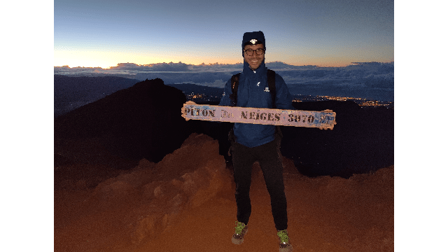 Un duo d'alumni de NEOMA en quête de sommets : soutenir l'éducation en gravissant le Kilimandjaro